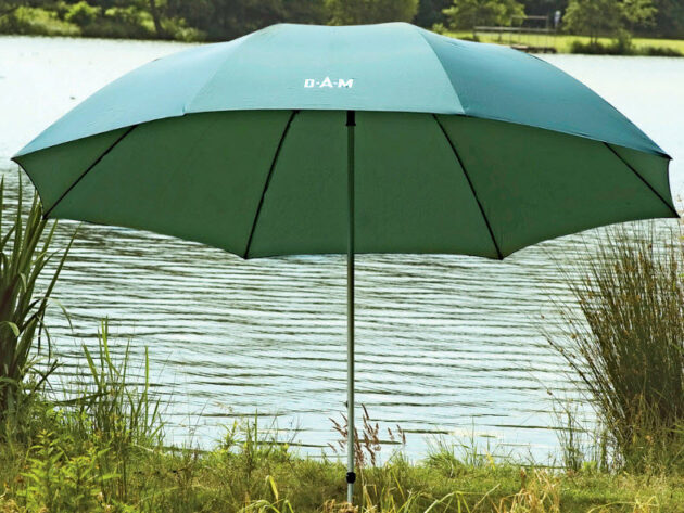 Il Dam Umbrella è un ombrello da pesca per ripararsi da pioggia o vento con palo telescopico, dotato di un telo in nylon impermeabile da 210D.